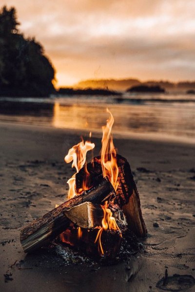 Костер на берегу моря