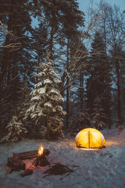 Палатка в зимнем лесу