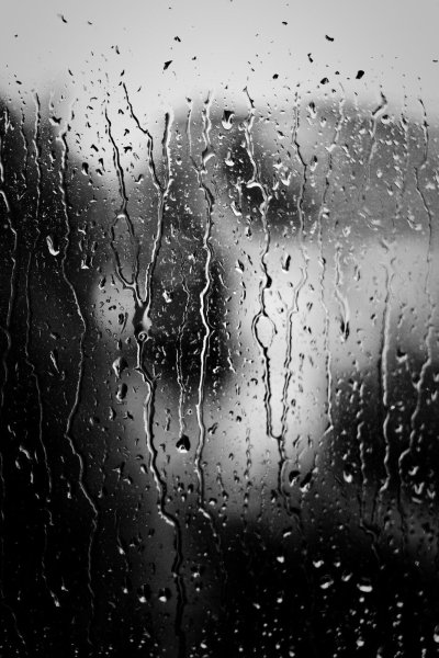 Капли на стекле