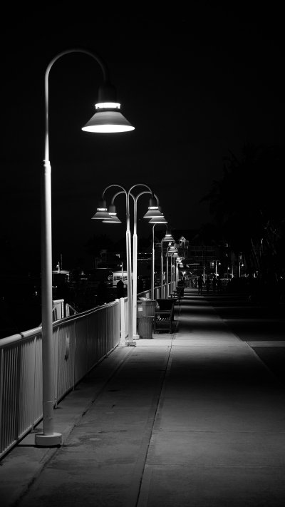 Дорога с фонарями ночью