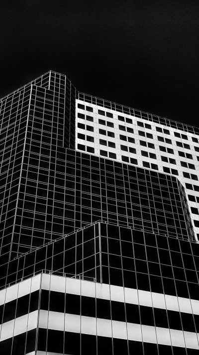 Черно белый фасад здания