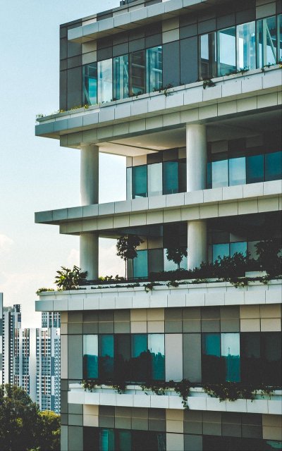 Стеклянный многоэтажные дома перед