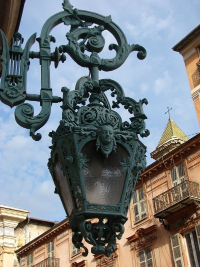 Красивый уличный фонарь