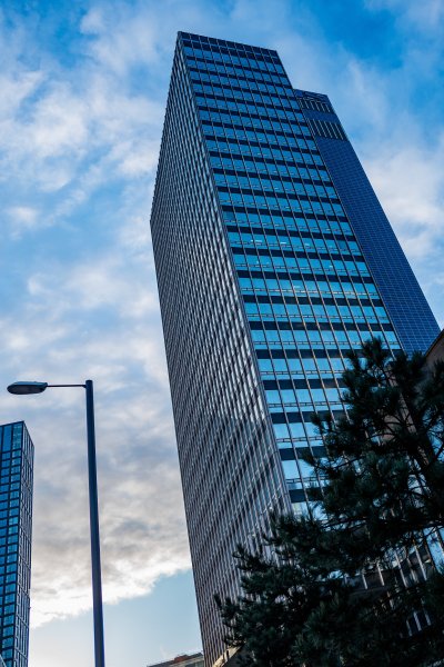 Здание вечером